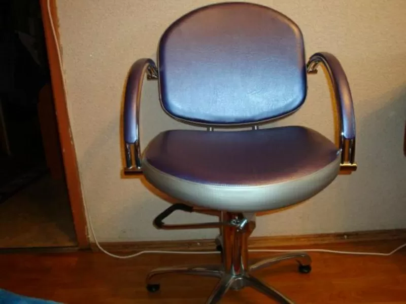 Продаётся   кресло парикмахерское. 